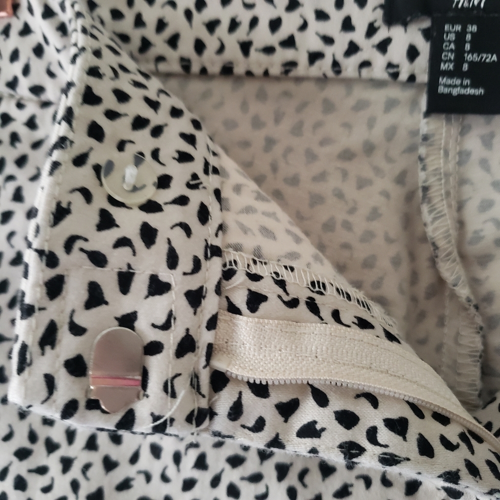 H&M, Black & White, Polka Dot Print Shorts. Size 8. - Picture 6 of 12